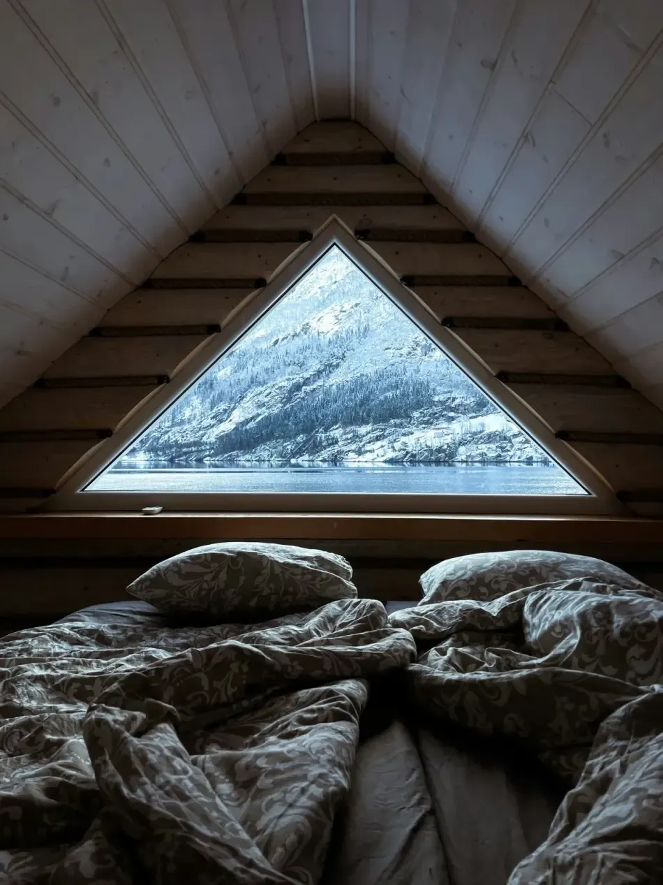 Projekt sypialni - przytulna sypialnia zaprojektowana przez Studio Subtelnosci